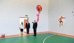 Azerbaijani president views conditions at newly-reconstructed school in Baku's Surakhani (PHOTO)