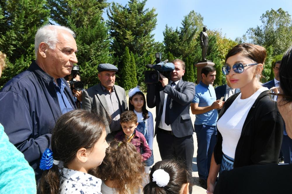Birinci vitse-prezident Mehriban Əliyeva Şamaxıda ulu öndər Heydər Əliyevin abidəsini ziyarət  edib (FOTO) (YENİLƏNİB)