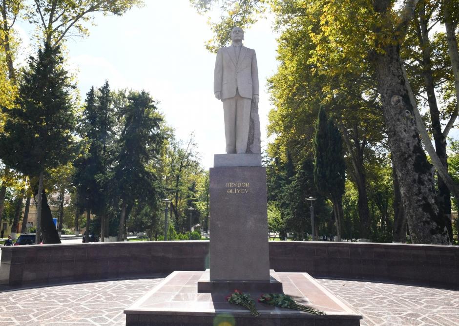 Первый вице-президент Мехрибан Алиева посетила памятник великому лидеру Гейдару Алиеву в Исмаиллы (ФОТО)