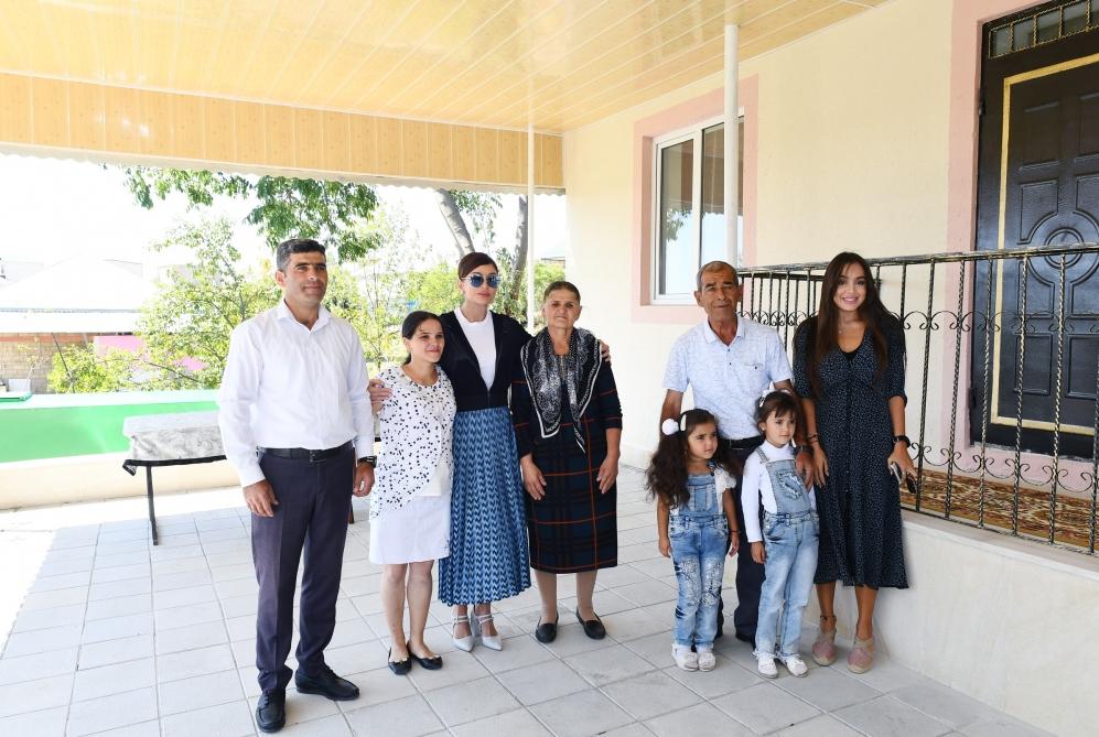 Первый вице-президент Мехрибан Алиева посмотрела новый дом в селе Муганлы Шамахинского района, построенного на месте дома, пострадавшего в результате землетрясения (ФОТО)