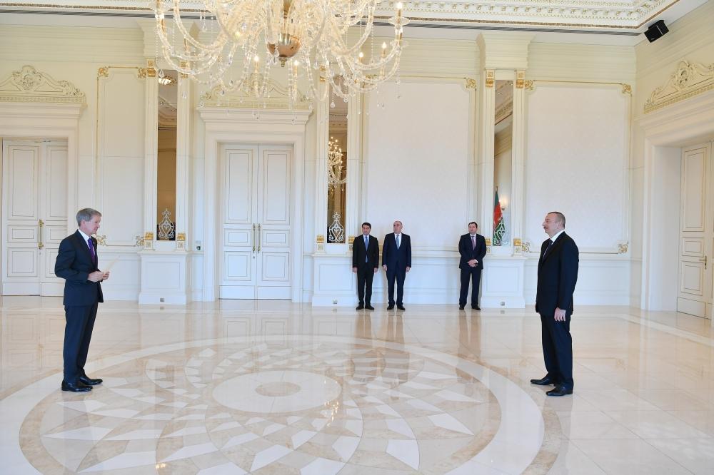 Президент Ильхам Алиев принял верительные грамоты послов Латвии и Великобритании (ФОТО)