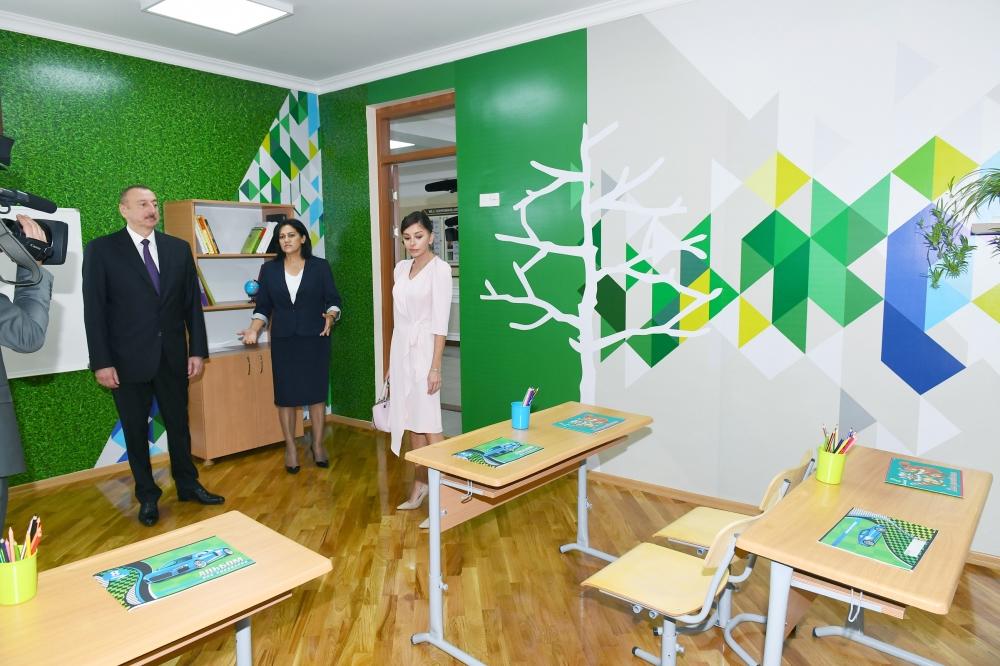 Президент Ильхам Алиев и Первая леди Мехрибан Алиева приняли участие в открытии нового учебного комплекса полной средней школы номер 300 в Бинагадинском районе Баку