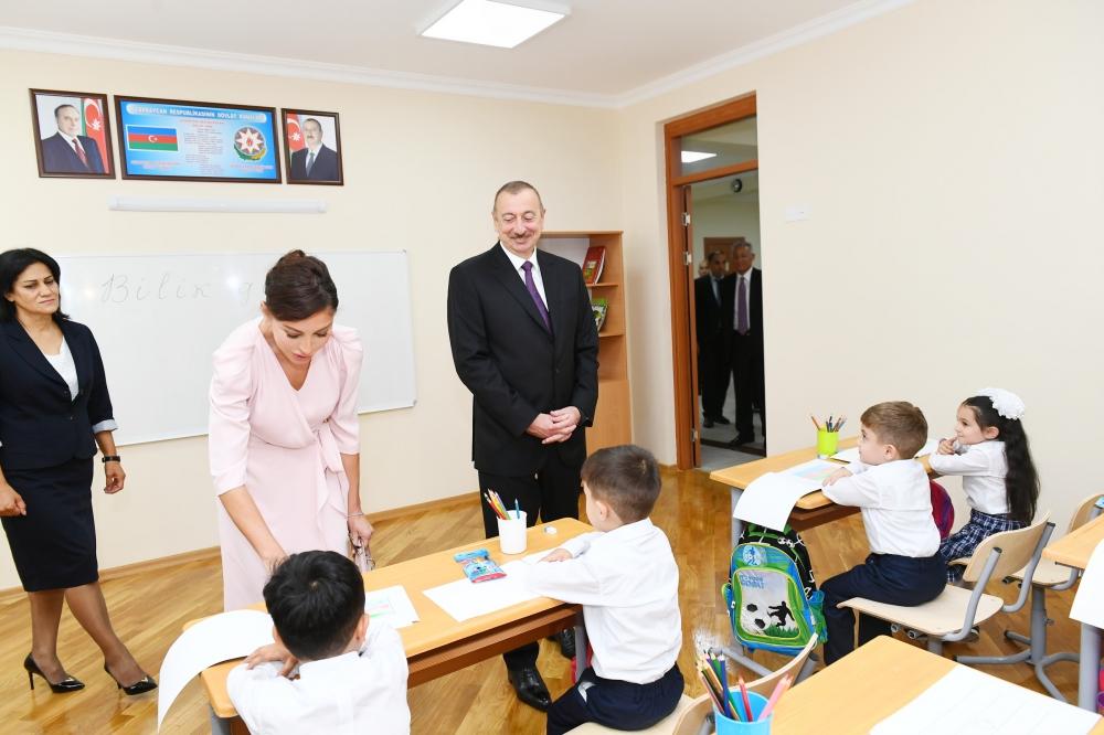Президент Ильхам Алиев и Первая леди Мехрибан Алиева приняли участие в открытии нового учебного комплекса полной средней школы номер 300 в Бинагадинском районе Баку