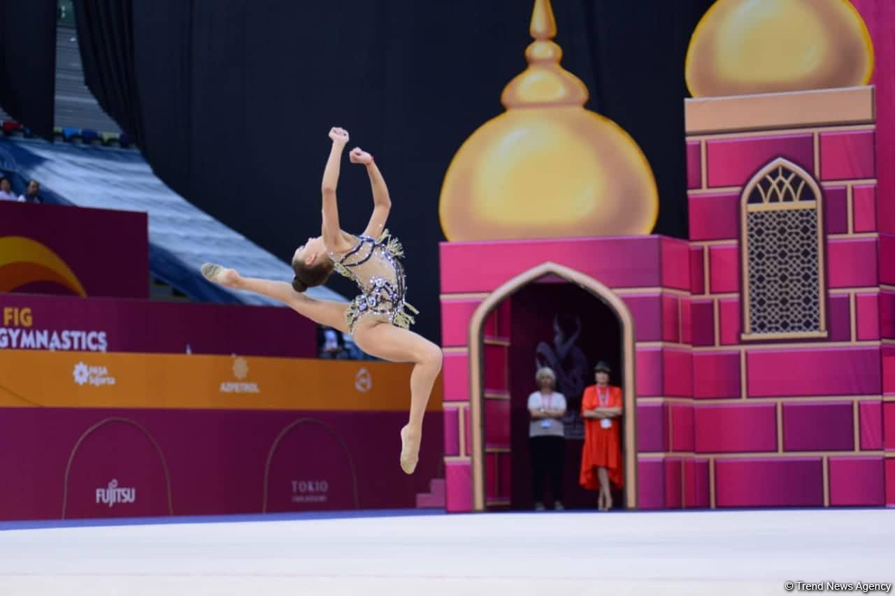 Дина Аверина заняла первое место на Чемпионате мира по художественной гимнастике в упражнениях с мячом в Баку