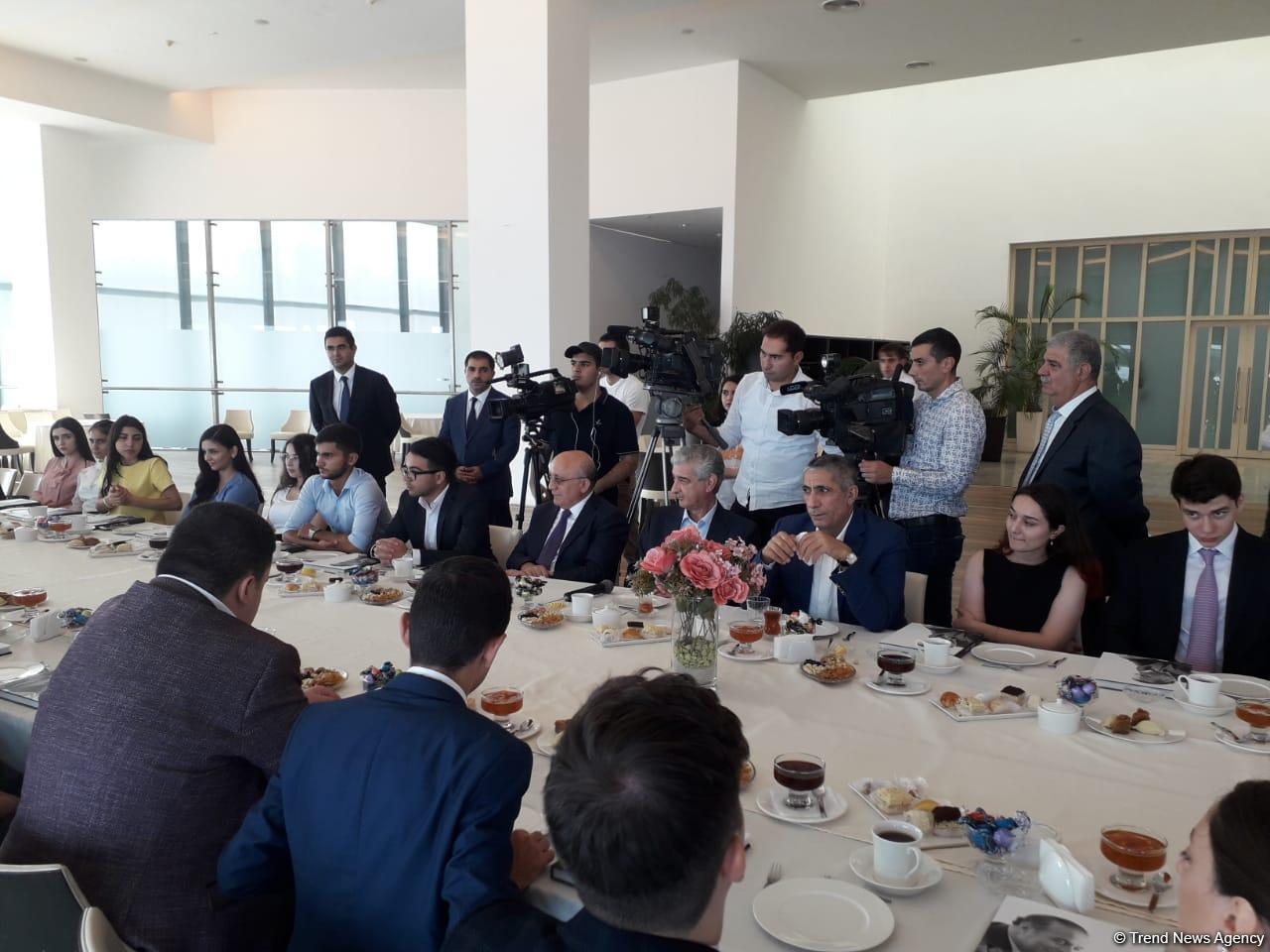 В правящей партии Азербайджана прошла встреча с победителями конкурса по случаю дня рождения Гейдара Алиева (ФОТО)