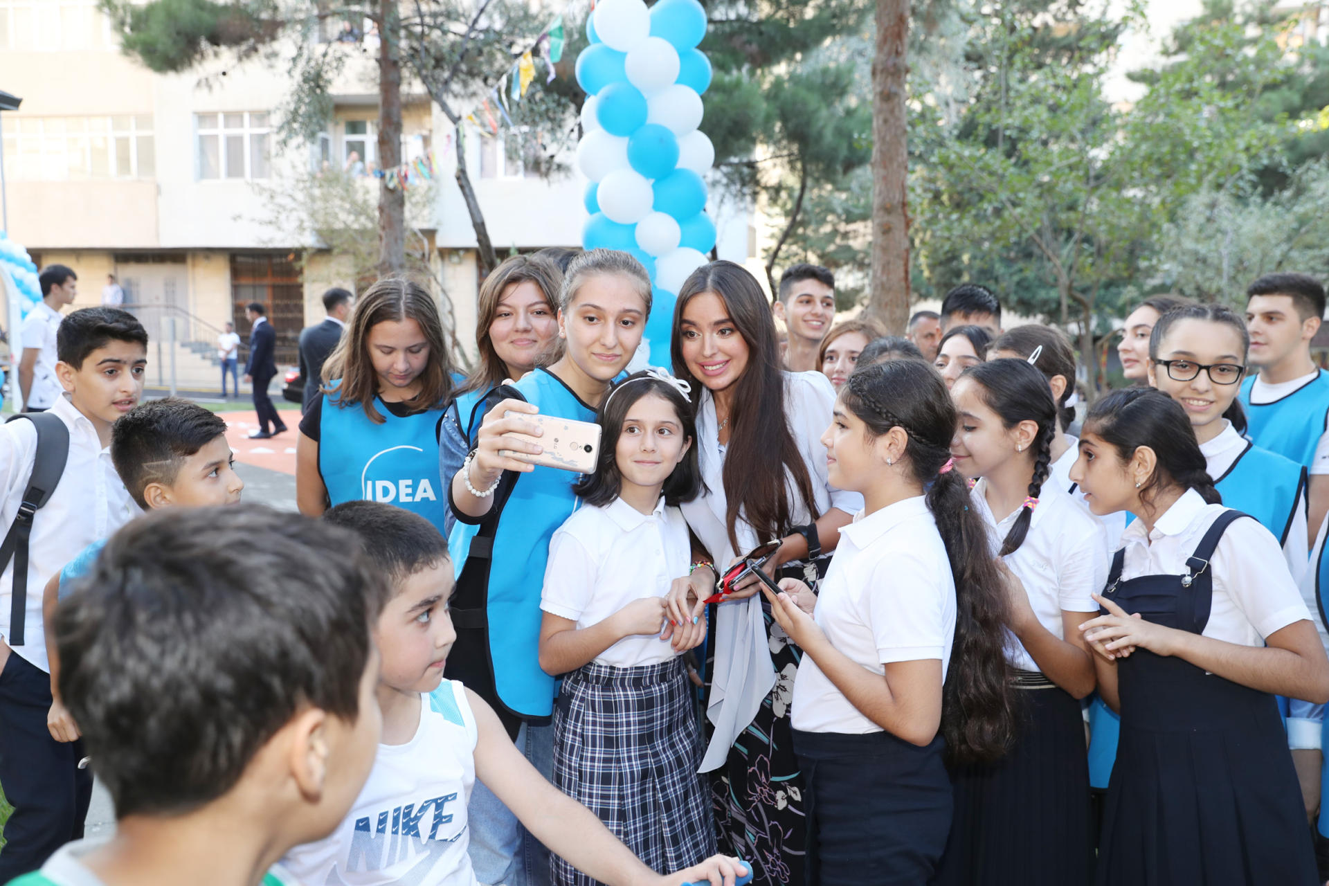 Heydər Əliyev Fondunun vitse-prezidenti Leyla Əliyeva "Bizim həyət" layihəsi çərçivəsində abadlaşdırılan növbəti həyətin açılışında iştirak edib  (FOTO)