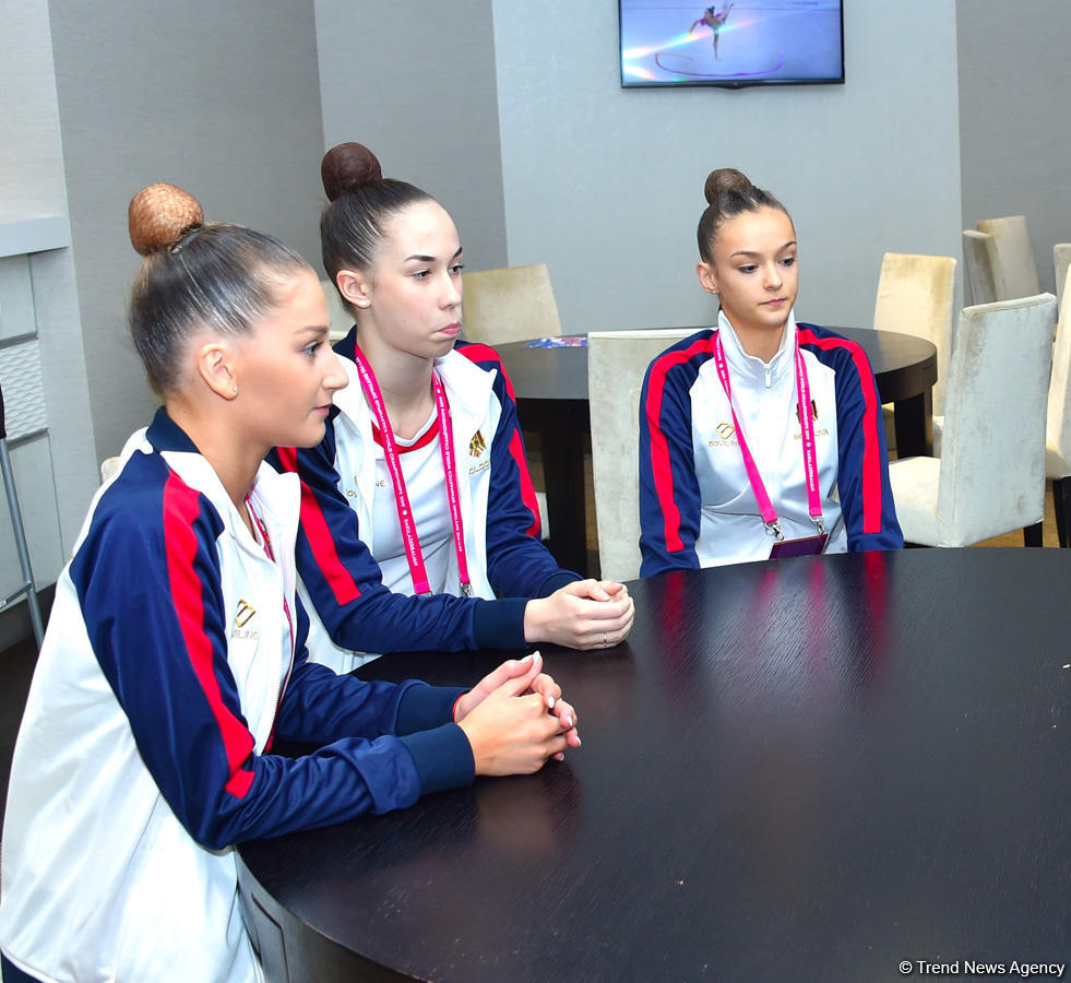 Moldovan ambassador to Azerbaijan meets athletes at the 37th Rhythmic Gymnastics World Championships (PHOTO)