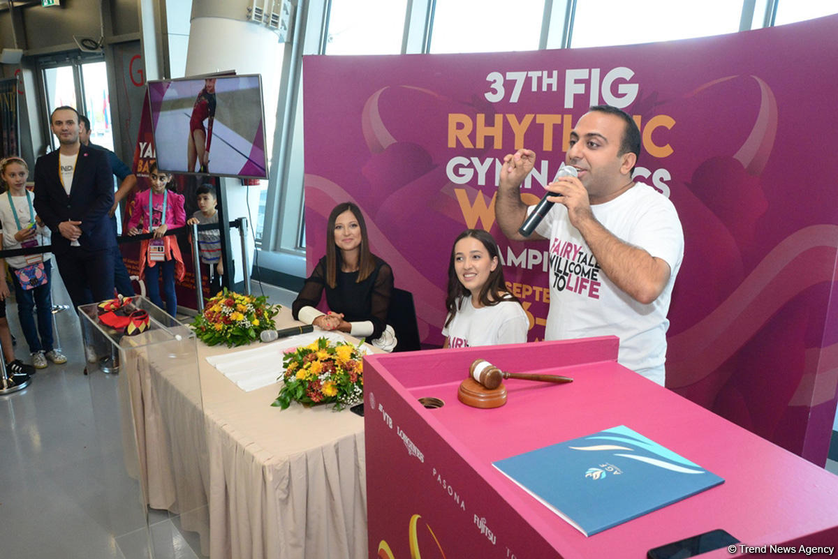 Gymnastic ribbon of Yana Batyrshina sold for 2,500 euros at auction in Baku (PHOTO)