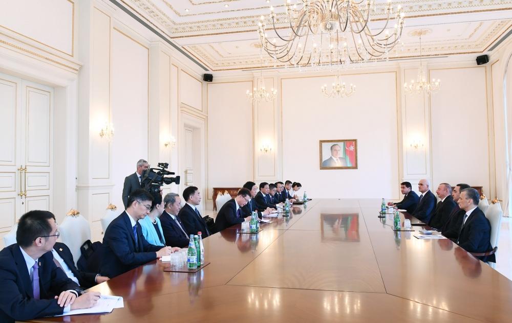 President Ilham Aliyev receives delegation led by chairman of Standing Committee of National People’s Congress of China (PHOTO)