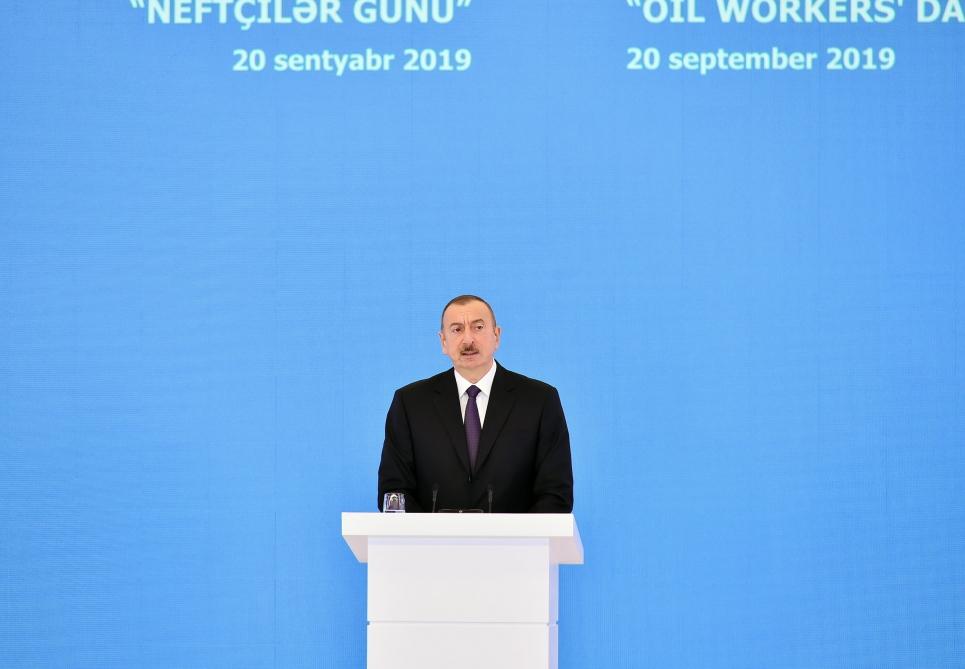 President Ilham Aliyev attended ceremony to mark 25th anniversary of Contract of the Century and Oil Workers Day (PHOTO)