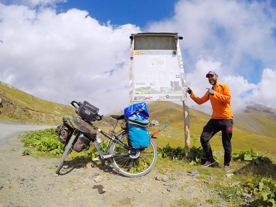 Лицом к лицу со смертью! Азербайджанец на велосипеде покоряет горы Грузии (ФОТО)