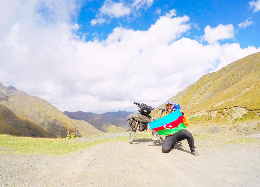 Лицом к лицу со смертью! Азербайджанец на велосипеде покоряет горы Грузии (ФОТО)