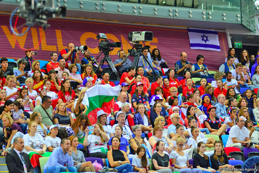 Milli Gimnastika Arenasında dünya çempionatı çərçivəsində qrup hərəkətlərdə komanda yarışları davam edir (FOTO)