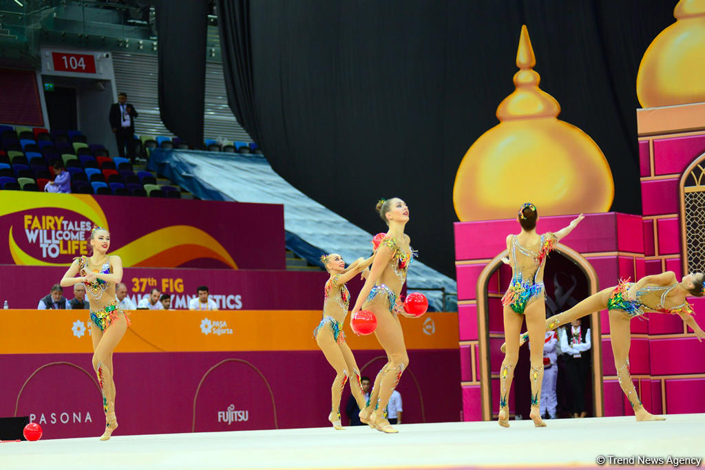 Milli Gimnastika Arenasında dünya çempionatı çərçivəsində qrup hərəkətlərdə komanda yarışları davam edir (FOTO)