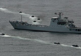 Китай спустил на воду свой первый универсальный десантный корабль