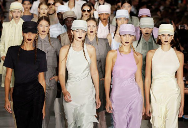 Неделя моды в Милане - тропический принт и сдержанный японский шик (ФОТО)