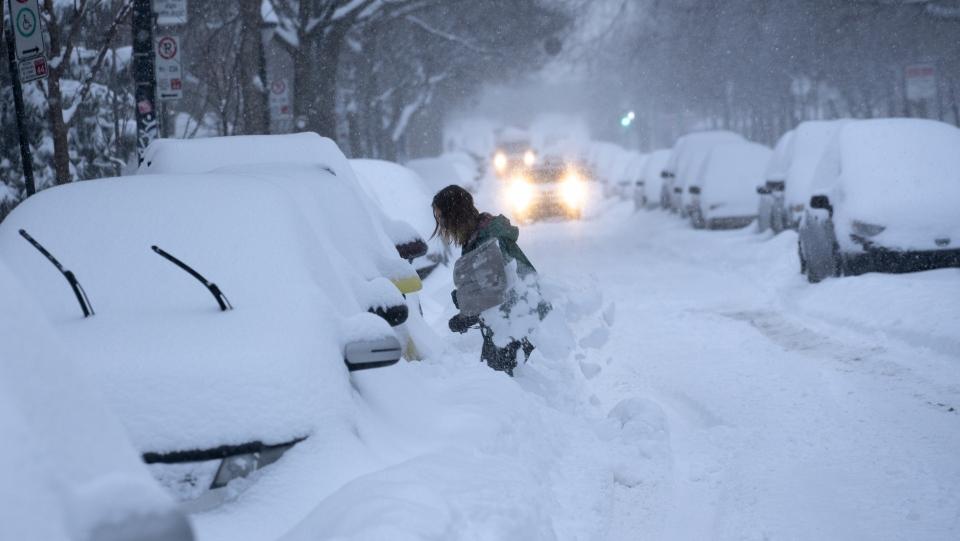 Более 20 аварий произошло в канадской провинции из-за неожиданно раннего снегопада