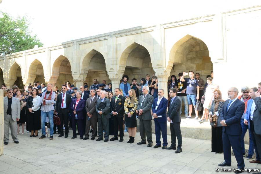 Nəsimi Festivalı Şirvanşahlar Sarayında “İrfani sirlər” adlı sərgi ilə öz işinə başlayıb (FOTO)
