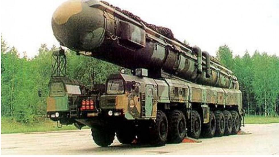 Dongfeng-5B nuclear missile formation reviewed at parade
