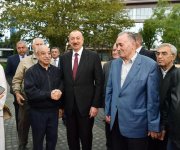 Президент Ильхам Алиев и Первая леди Мехрибан Алиева ознакомились с условиями после капитальной реконструкции в парке на проспекте Ататюрка в Баку (ФОТО) (Версия 2)