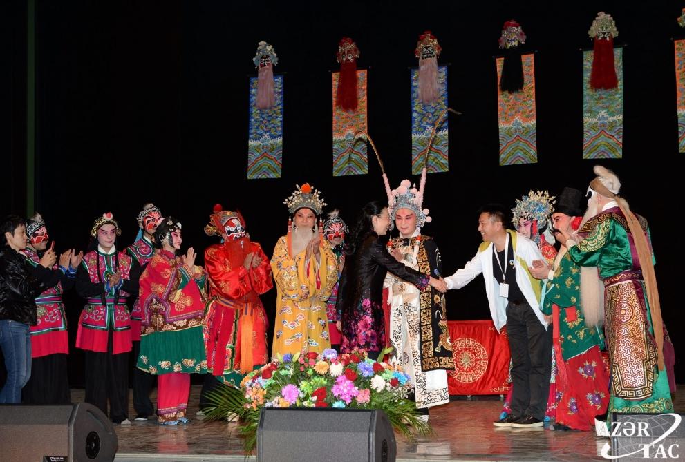 В рамках Фестиваля Насими в Баку представлен спектакль "Беспокойная душа" театра Хиджу из Китая (ФОТО) (версия 2)