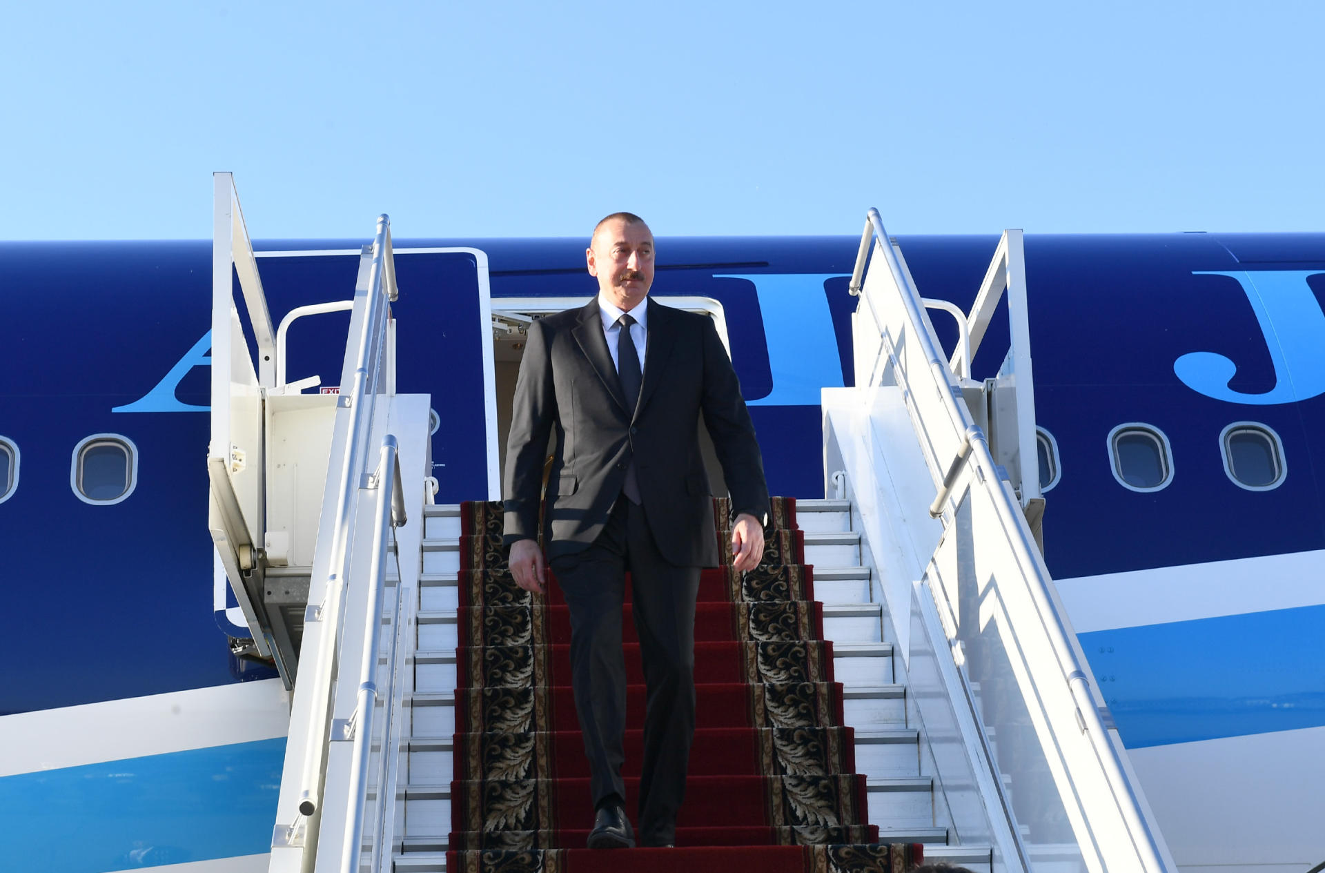Президент Ильхам Алиев прибыл с рабочим визитом в Россию (ФОТО)
