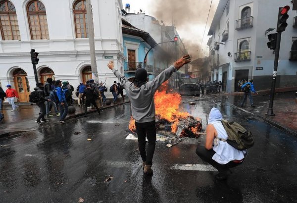 В Эквадоре протестующие взяли в заложники восемь полицейских