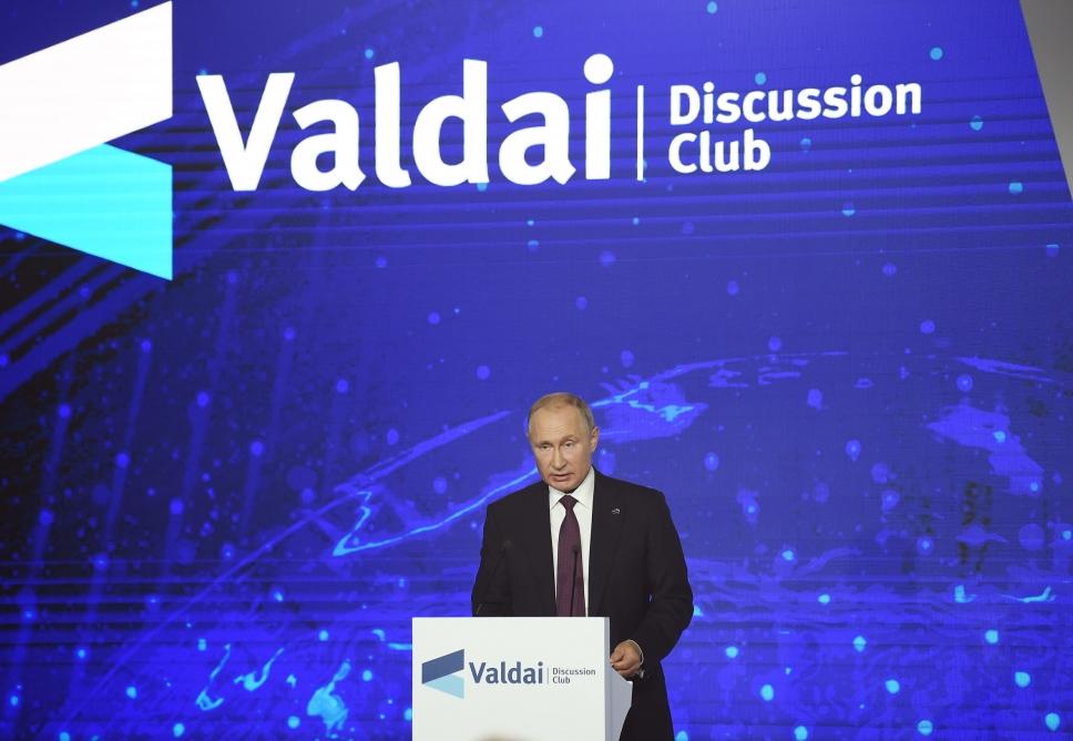 Президент Ильхам Алиев принял участие в пленарной сессии XVI ежегодного заседания Международного дискуссионного клуба "Валдай" (ФОТО) (Версия 2)
