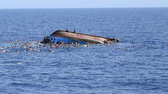 В Индии перевернулось судно, семь человек погибли, 50 пропали без вести