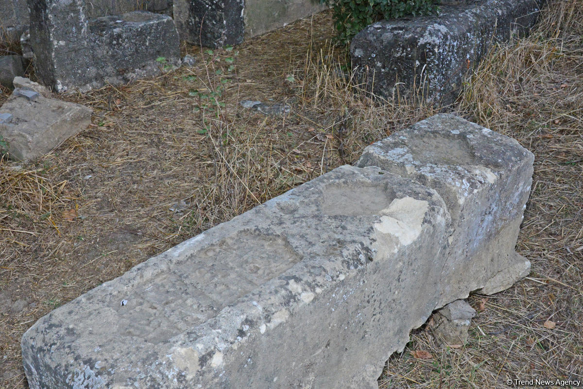 Птицы пьют воду с древних надгробий – удивительное кладбище в Шамахы (ФОТО)