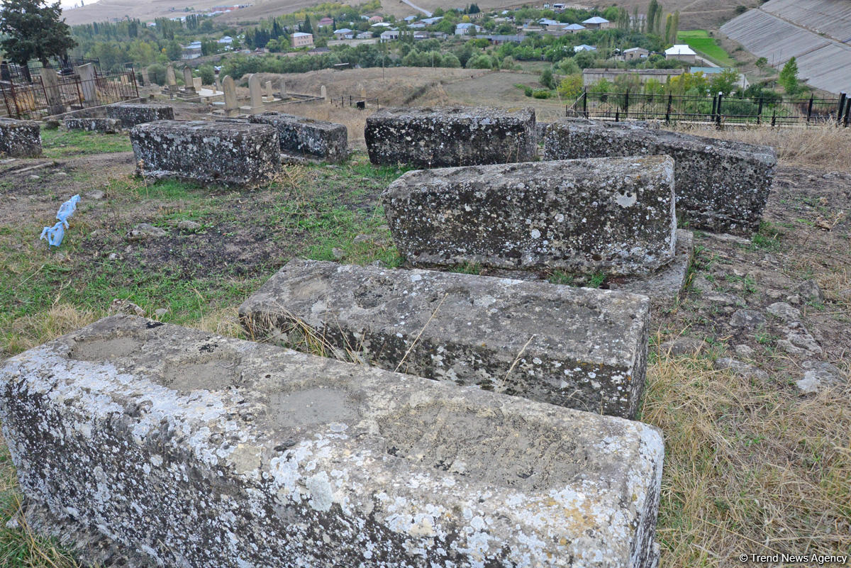 Птицы пьют воду с древних надгробий – удивительное кладбище в Шамахы (ФОТО)