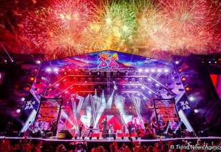 Лучшие моменты фестиваля "ЖАРА" в Баку покажут на российском телеканале
