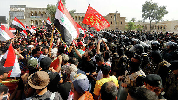 Protesters outside U.S. Baghdad embassy condemn air strikes