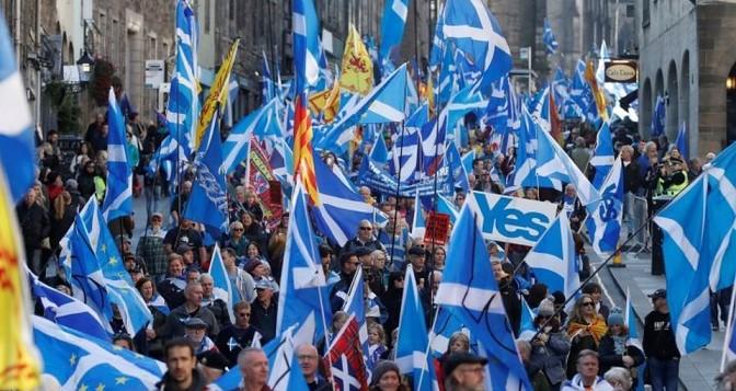 На улицы Эдинбурга вышли более 100 тыс. сторонников независимости Шотландии