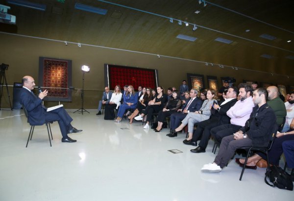 Абульфас Гараев провел встречу с представителями Творческих и культурных индустрий  (ФОТО)