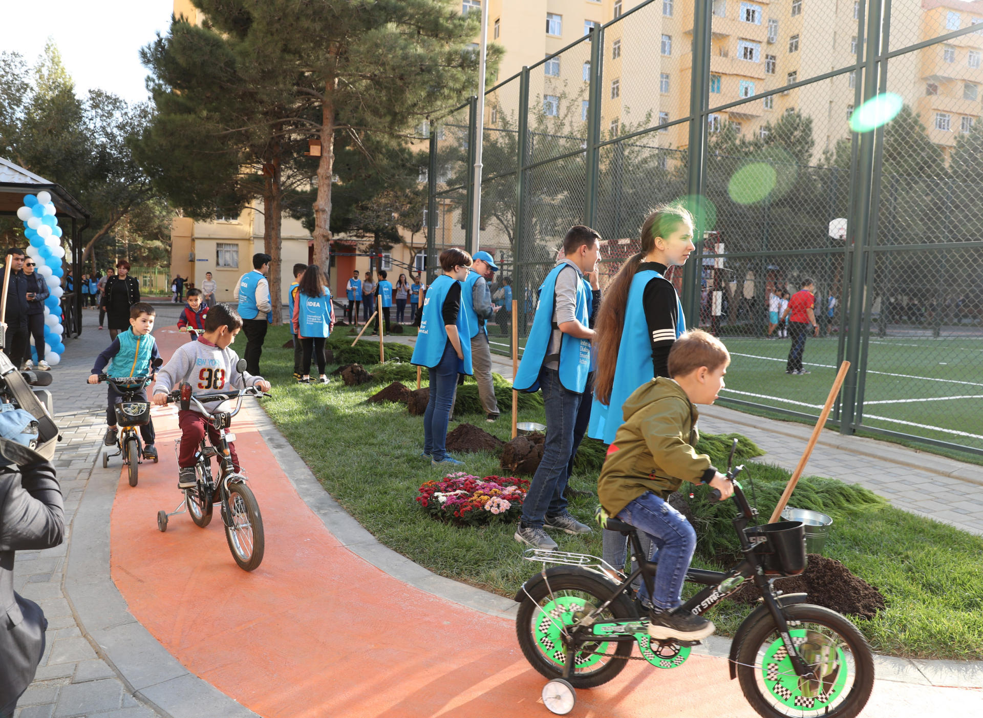 Вице-президент Фонда Гейдара Алиева Лейла Алиева приняла участие в открытии очередного двора в Баку, благоустроенного в рамках проекта "Наш двор" (ФОТО)
