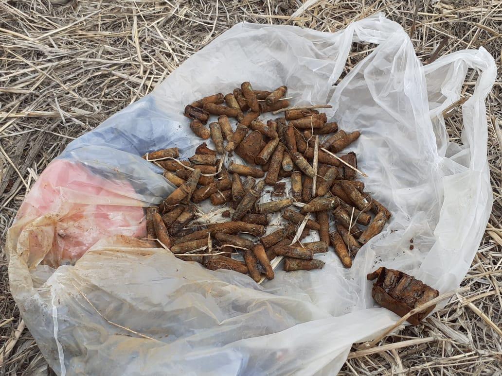 Ucarda kənd ərazisində silah-sursat tapılıb (FOTO)