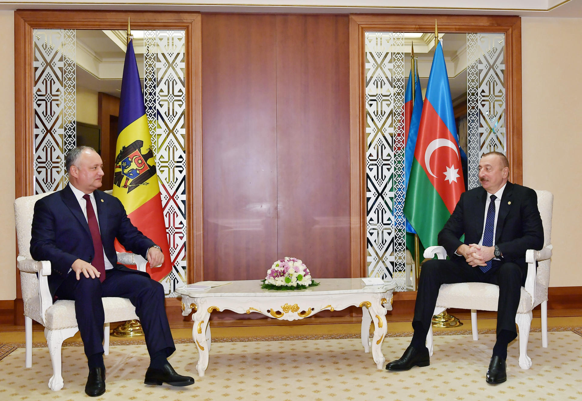 President Ilham Aliyev meets with Moldovan President Igor Dodon