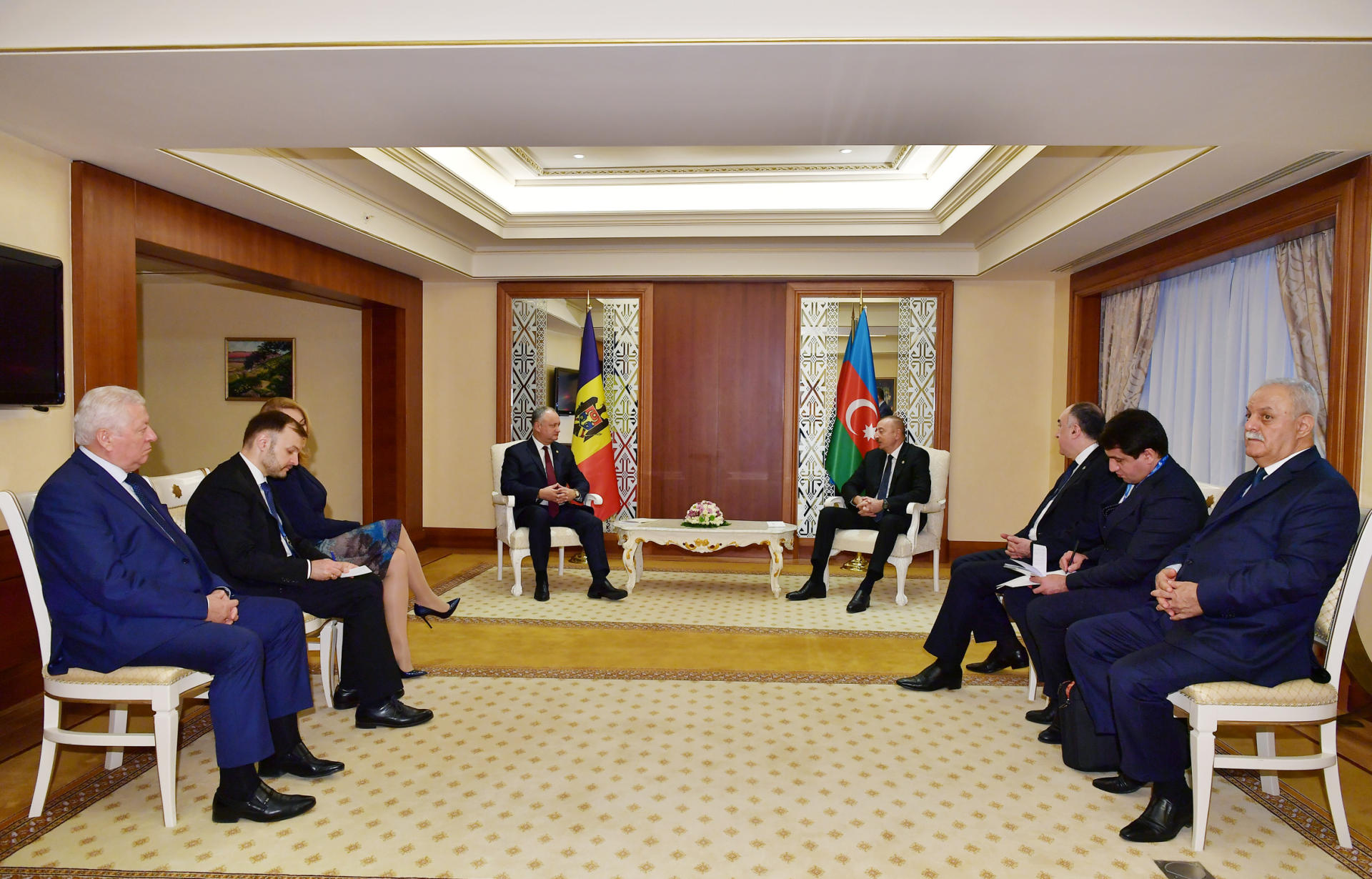 Президент Ильхам Алиев встретился с президентом Молдовы Игорем Додоном (ФОТО) (версия 2)