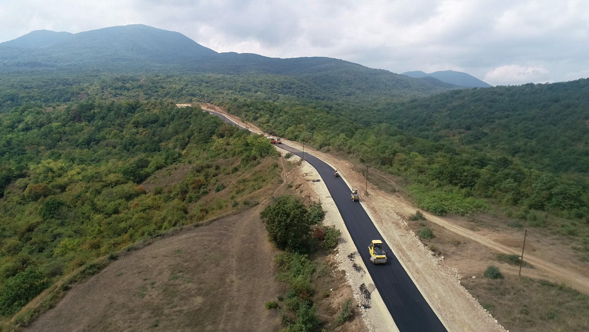 Şabranda 25 km uzunluğunda avtomobil yolu yenidən qurulur (FOTO)