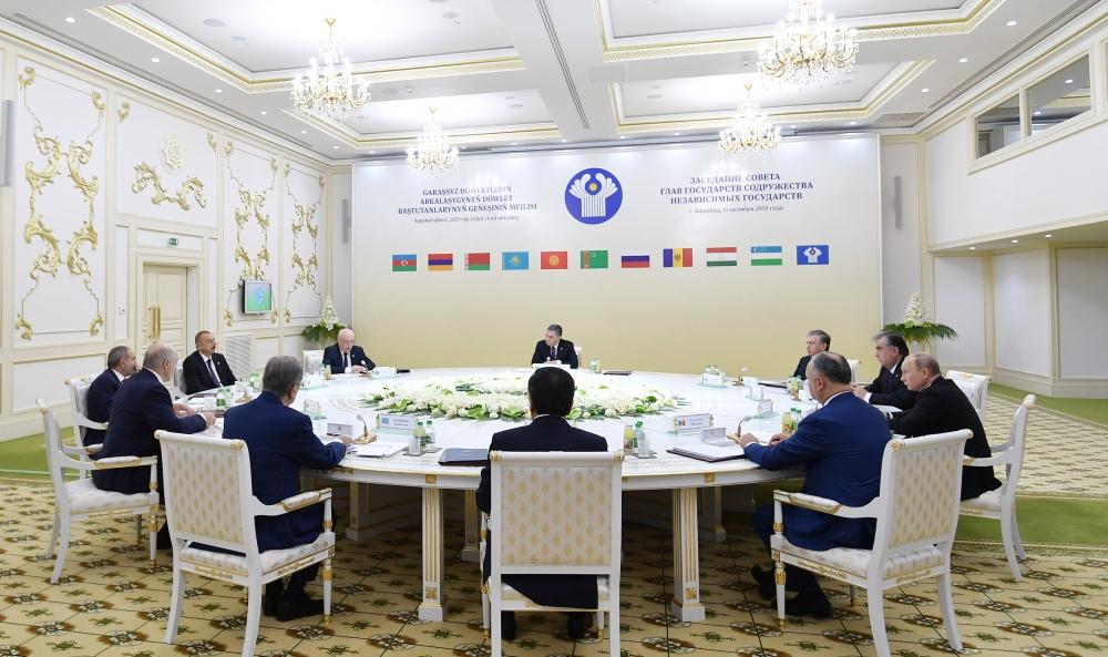 President Aliyev attends CIS Heads of State Council's session in limited format in Ashgabat (PHOTO)