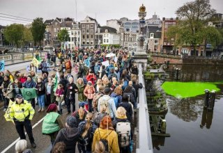 Over 130 climate activists arrested for blocking bridge in Amsterdam