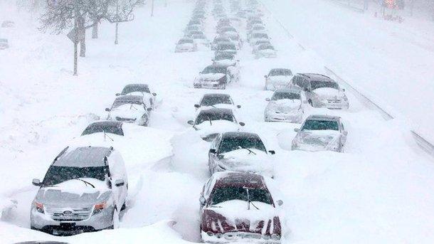 Сильный снегопад нарушил транспортное сообщение на западе Канады