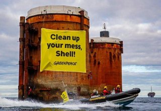 Активисты Greenpeace высадились на нефтяные платформы Shell в Северном море