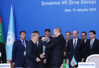 Prezident İlham Əliyev Nursultan Nazarbayevə “Türk dünyasının Ali Ordeni”ni təqdim edib (FOTO)