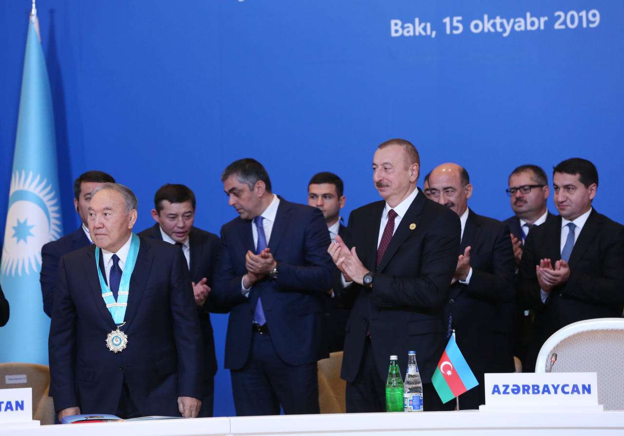 Prezident İlham Əliyev Nursultan Nazarbayevə “Türk dünyasının Ali Ordeni”ni təqdim edib (FOTO)