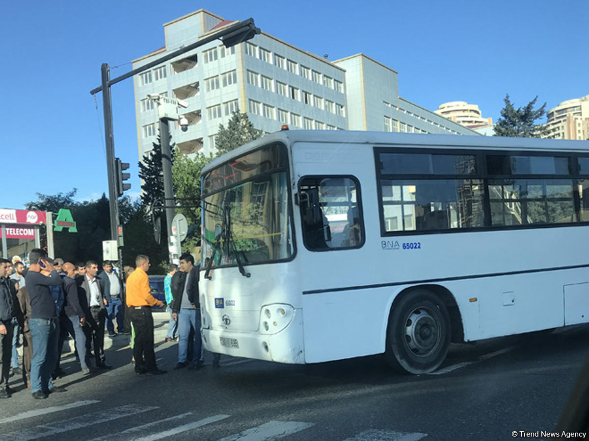 Bakıda avtobus minik avtomobili ilə toqquşdu (FOTO)