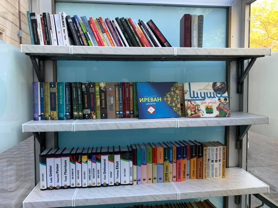 В Баку устанавливают оригинальные Книжные остановки (ФОТО)