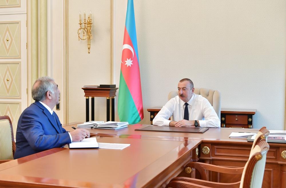 President Ilham Aliyev receives chairman of Board of Directors of Azerbaijan Highway State Agency (PHOTO)