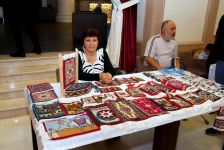 Özünüməşğulluq proqramı iştirakçılarının əl işlərinin sərgi-satış yarmarkası keçirilib (FOTO)